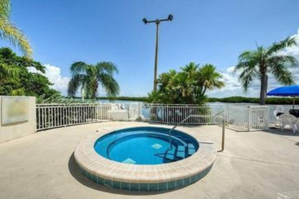 Sea Spray, Studio 114, Beach Steps Away! Pool+Wifi Ръскин Екстериор снимка